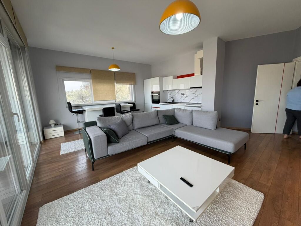 Jepet me qira apartament 2+1+2 pranë Kopshtit Botanik 🌿  • Tipologjia: 2 dhoma gjumi + 1 sallon + 2 tualete  • I mobiluar plotësisht 🛋️  • Kati: 4  • Zonë e qetë dhe e preferuar  • Afër natyrës dhe ajrit të pastër  💰 Çmimi: 100,000 lekë / muaj7y =

