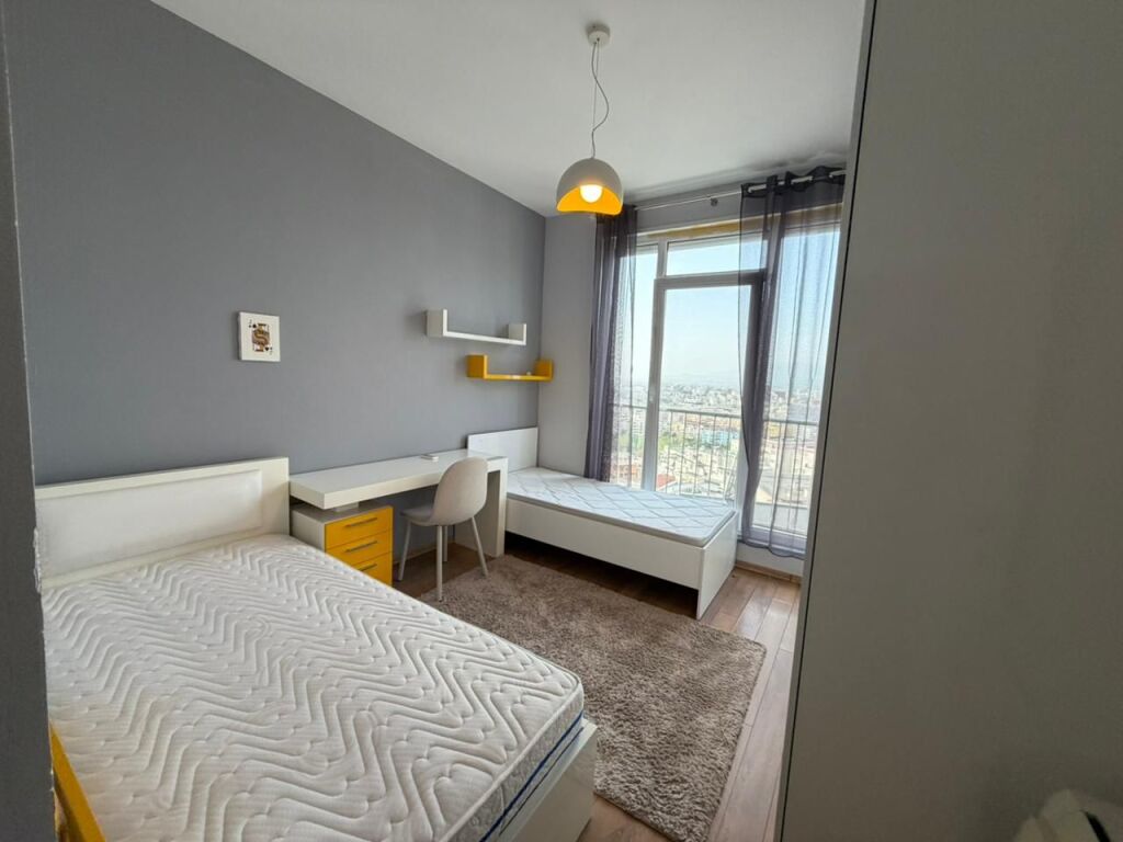 Jepet me qira apartament 2+1+2 pranë Kopshtit Botanik 🌿  • Tipologjia: 2 dhoma gjumi + 1 sallon + 2 tualete  • I mobiluar plotësisht 🛋️  • Kati: 4  • Zonë e qetë dhe e preferuar  • Afër natyrës dhe ajrit të pastër  💰 Çmimi: 100,000 lekë / muaj7y =
