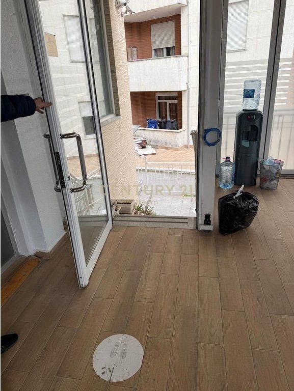 Jepet Ambient për zyra me Qira ne hyrje te Kodra e Diellit 1