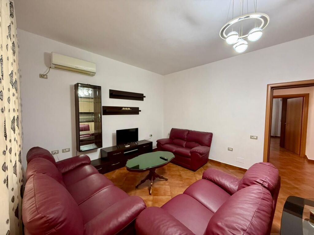 📣 AFFITTO Appartamento 1+1 📍 Vicino a 2 Palmave, Astir ✨   🏡 Parte di Villa  🛋️ Completamente Arredato  🪜 Piano 1 📐 Superficie 65 m2  👫 Preferiti Clienti Familiari (Coppia)   💶 Prezzo 40.000 Leke/Mese  ✅ Possibilità di Parcheggio con Pagamento Extra