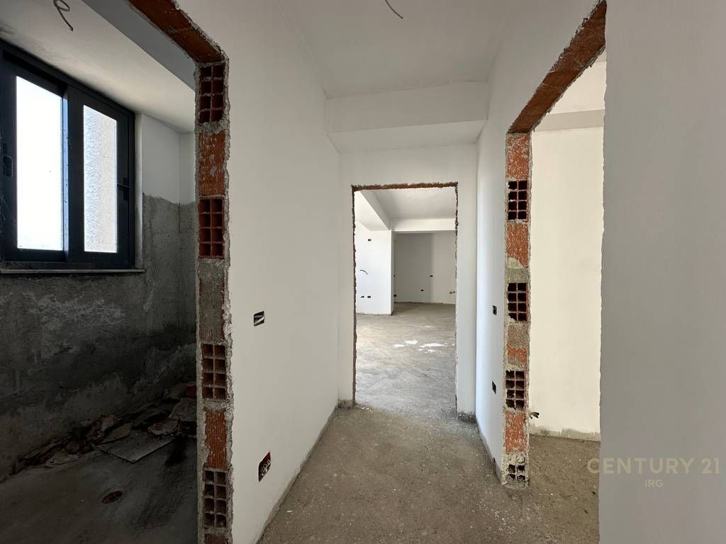 Penthouse for sale with 192 m2 veranda in Yzberisht