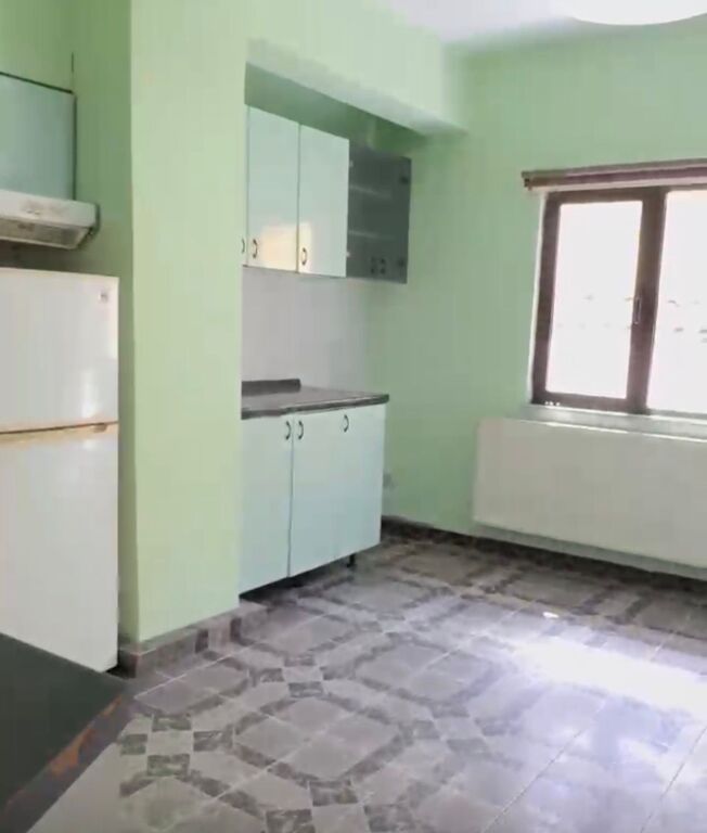 Apartament 3+1 me qira per zyra prane Spitalit Gjerman