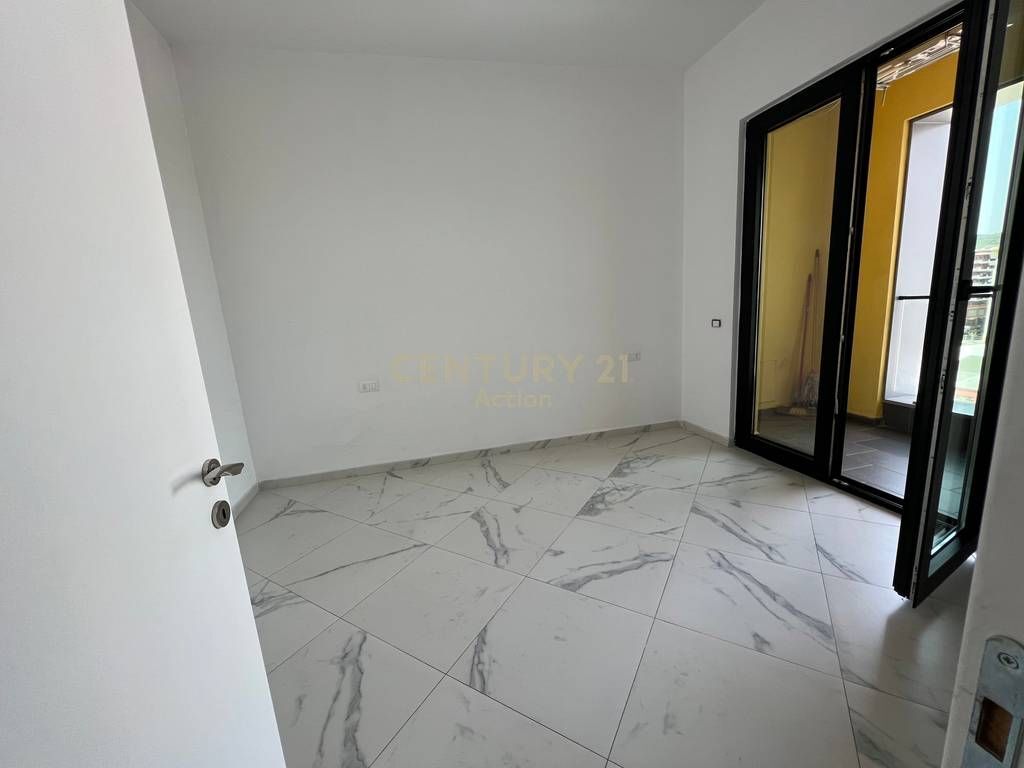 Affittasi 1+1 per ufficio Square 21!