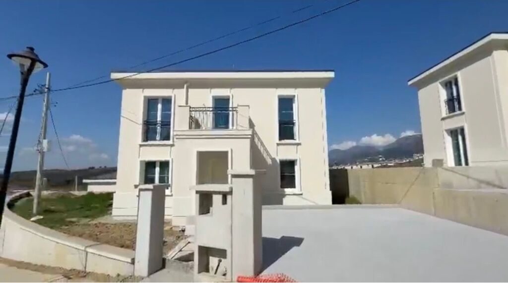 Villa for sale at Rolling Hills Lake