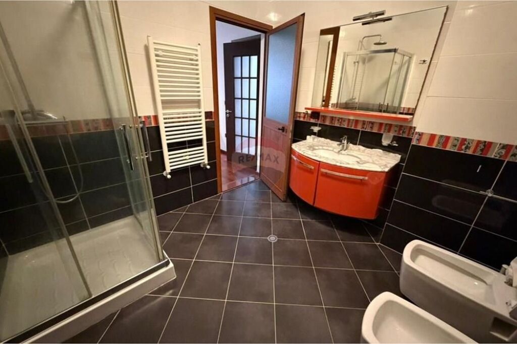 Apartament - Për Shitje - Rruga e Kosovarëve, Tiranë