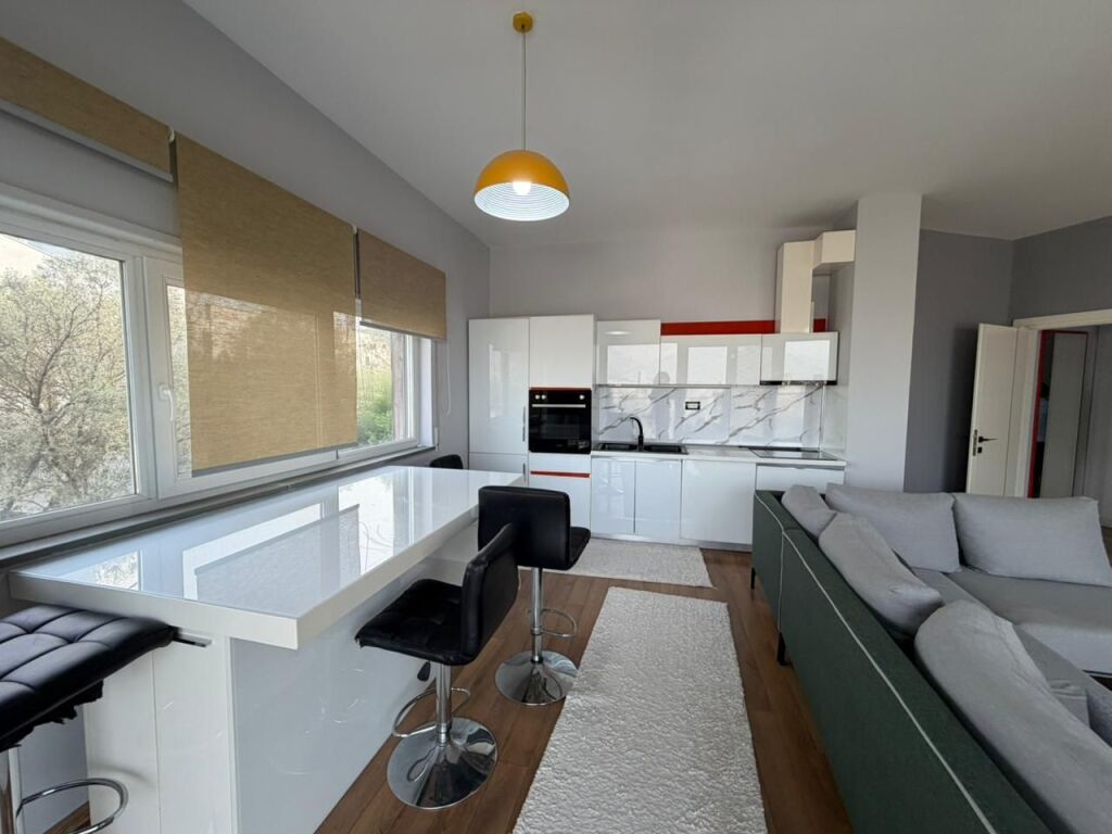 Jepet me qira apartament 2+1+2 pranë Kopshtit Botanik 🌿  • Tipologjia: 2 dhoma gjumi + 1 sallon + 2 tualete  • I mobiluar plotësisht 🛋️  • Kati: 4  • Zonë e qetë dhe e preferuar  • Afër natyrës dhe ajrit të pastër  💰 Çmimi: 100,000 lekë / muaj7y =
