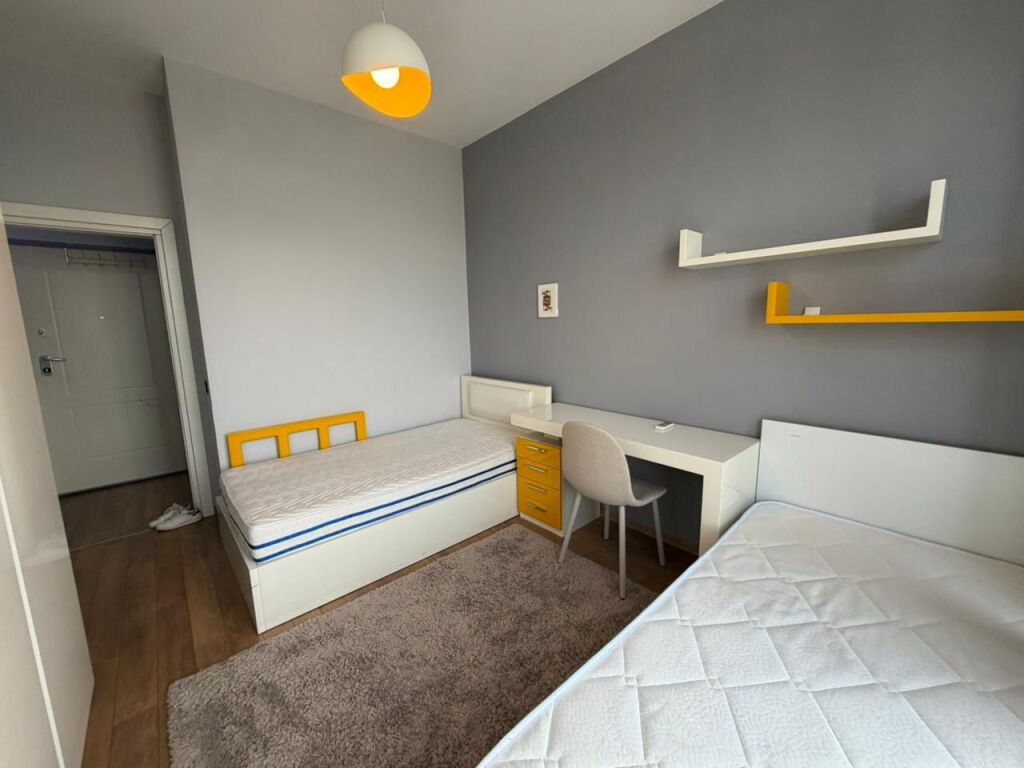 Jepet me qira apartament 2+1+2 pranë Kopshtit Botanik 🌿  • Tipologjia: 2 dhoma gjumi + 1 sallon + 2 tualete  • I mobiluar plotësisht 🛋️  • Kati: 4  • Zonë e qetë dhe e preferuar  • Afër natyrës dhe ajrit të pastër  💰 Çmimi: 100,000 lekë / muaj7y =

