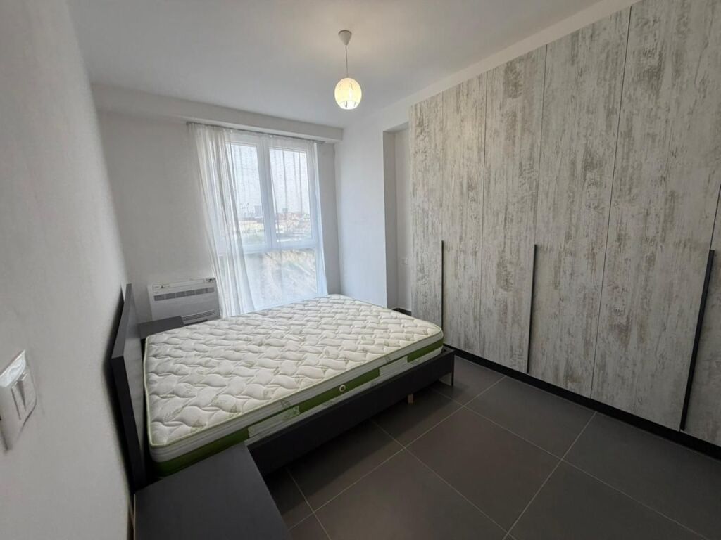 Apartament 2+1 me qira – Zona 5 Maji  Jepet me qira apartament 2+1 në zonën e 5 Majit.  • Ndodhet në pallat të ri  • Kati i 2-të (opsione të disponueshme)  • Organizim i rregullt dhe hapësira të bollshme  💰 Çmimi: 50,000 lekë/muaj  Për më shumë informacion ose vizitë, kontaktoni në privat.