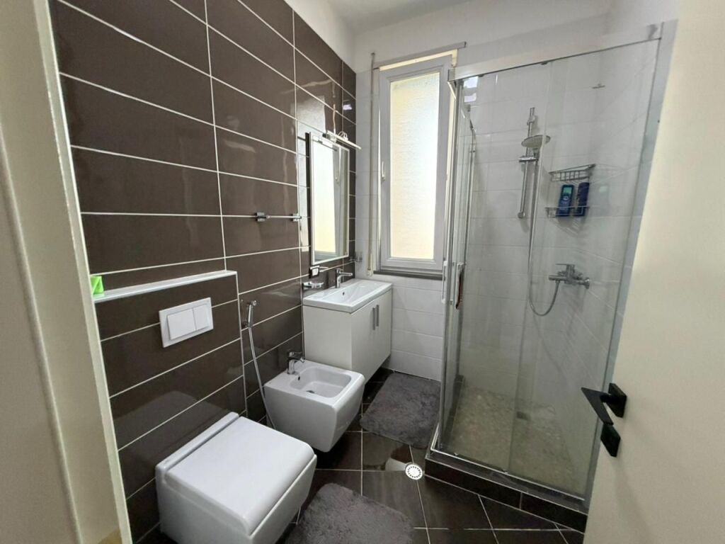 Jepet me qira apartament 2+1+2 pranë Kopshtit Botanik 🌿  • Tipologjia: 2 dhoma gjumi + 1 sallon + 2 tualete  • I mobiluar plotësisht 🛋️  • Kati: 4  • Zonë e qetë dhe e preferuar  • Afër natyrës dhe ajrit të pastër  💰 Çmimi: 100,000 lekë / muaj7y =
