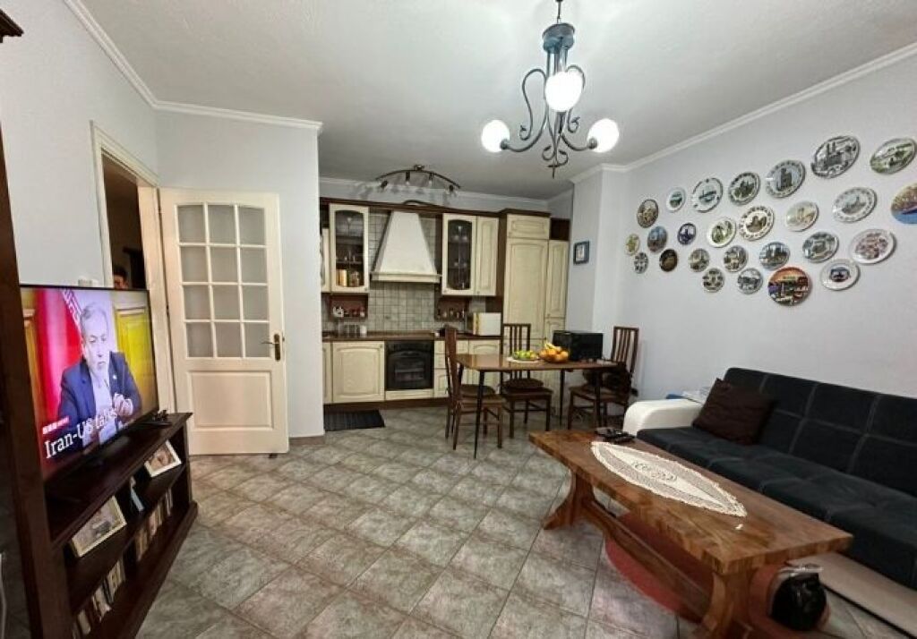 Apartament 2+1 Per Qira