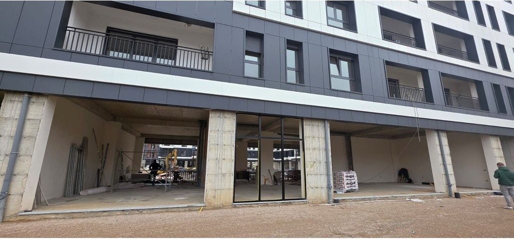 NEW BOULEVARD! COMMERCIAL UNIT FOR RENT, GROUND FLOOR, STREET FRONT!
