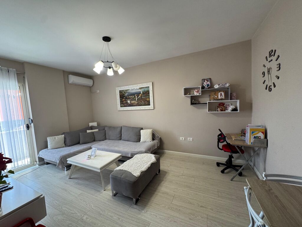 Shitet apartament 1+1 , pran fabrikes se miellit Tirane