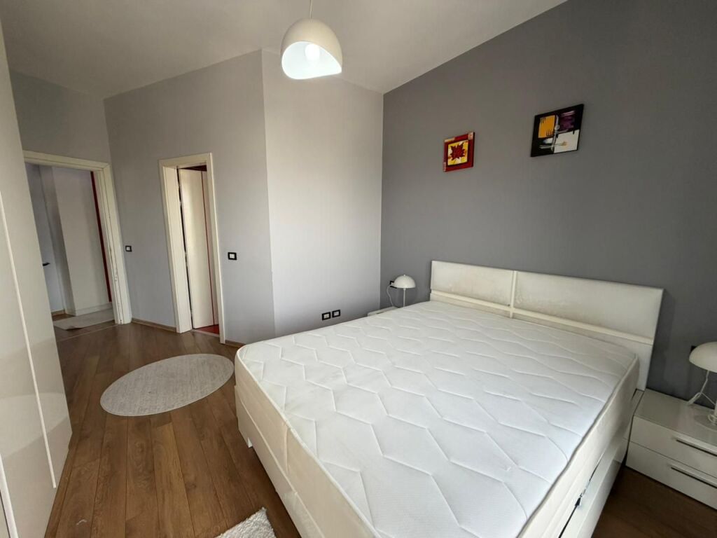 Jepet me qira apartament 2+1+2 pranë Kopshtit Botanik 🌿  • Tipologjia: 2 dhoma gjumi + 1 sallon + 2 tualete  • I mobiluar plotësisht 🛋️  • Kati: 4  • Zonë e qetë dhe e preferuar  • Afër natyrës dhe ajrit të pastër  💰 Çmimi: 100,000 lekë / muaj7y =
