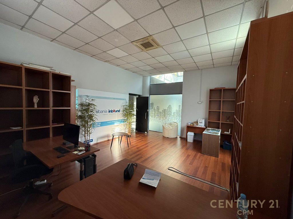 Zyrë Open Space per Qira tek Sheshi Willson, Tirana