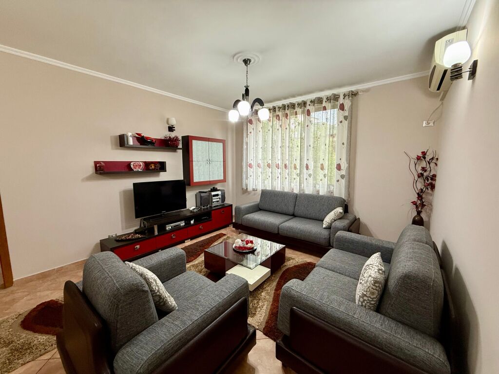 📣 AFFITTO Appartamento 2+1+2 con Balcone 📍 Via "Kavajes", Di fronte alla Moschea 💶 Prezzo 70.000 Leke/Mese✨