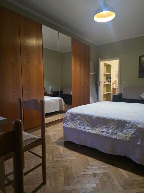 Jepet me Qira Apartament 1+1 ne Qender te Posta Shqiptare, te Tregu çam