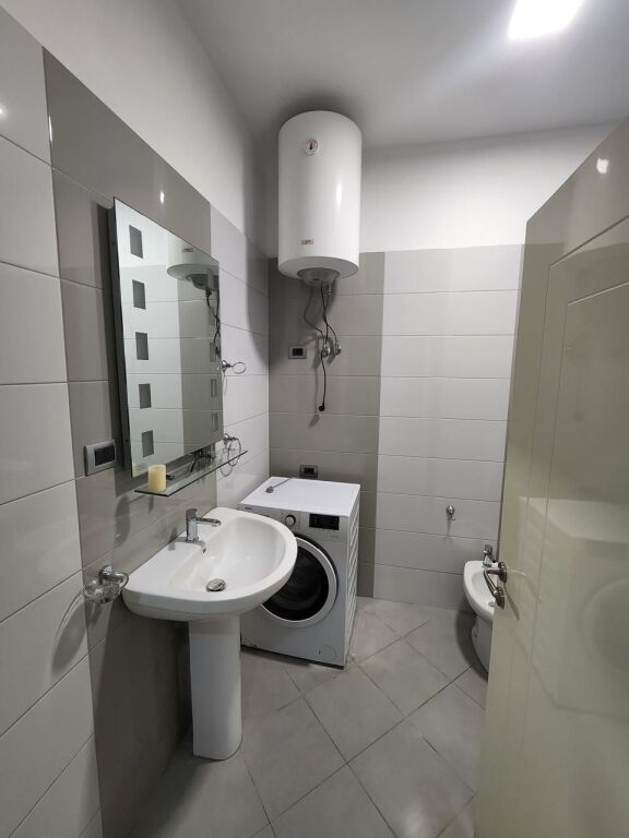 🏠AFFITTASI Appartamento 1+1+Posto Auto  📍 Paskuqan   🏢8° piano con ascensore  💶Prezzo: 45.000 Leke/Mese