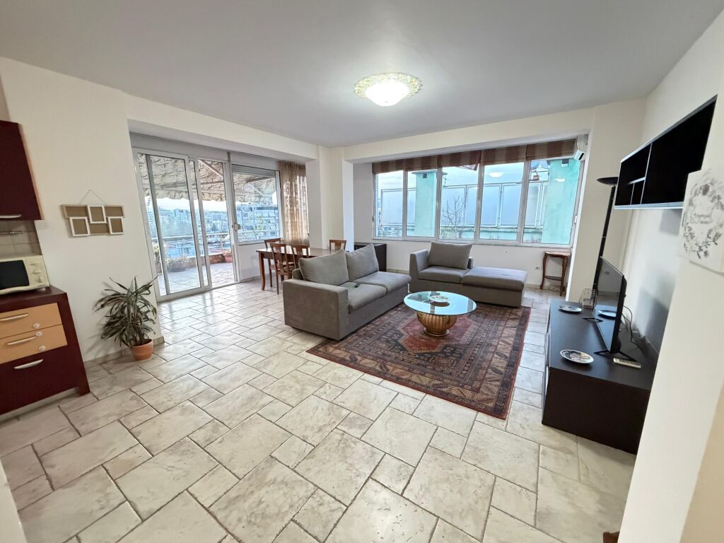 🏡✨ SUPER Apartament me Verandë Gjigande – Sheshi Willson  📍 Rruga Ymer Kurti 🏢 Kati 6 me ashensor 📐 81 m² apartament + 134 m² verandë 📏 Totali: 215 m²  ☀️ Orientim perfekt Jug – Lindje – Perëndim 📄 Me hipotekë  💼 Ideale për investim 👉 Mundësi ndarje në 3 apartamente 👉 Ose banim luksoz me verandë të madhe 🌿  💶 Çmimi: 385.000€
