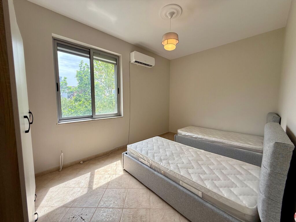 📣 QERA Apartament 2+1+2 Me Parking 📍 Perballe Delijorgjit 🛣️ Rruga "Kavajes" ✨  🏢 Ndertim i Ri (Me Ashensor) 🪜 Kati 3 🛋️ I Mobiluar  💶 Cmimi 80.000 Leke/Muaj