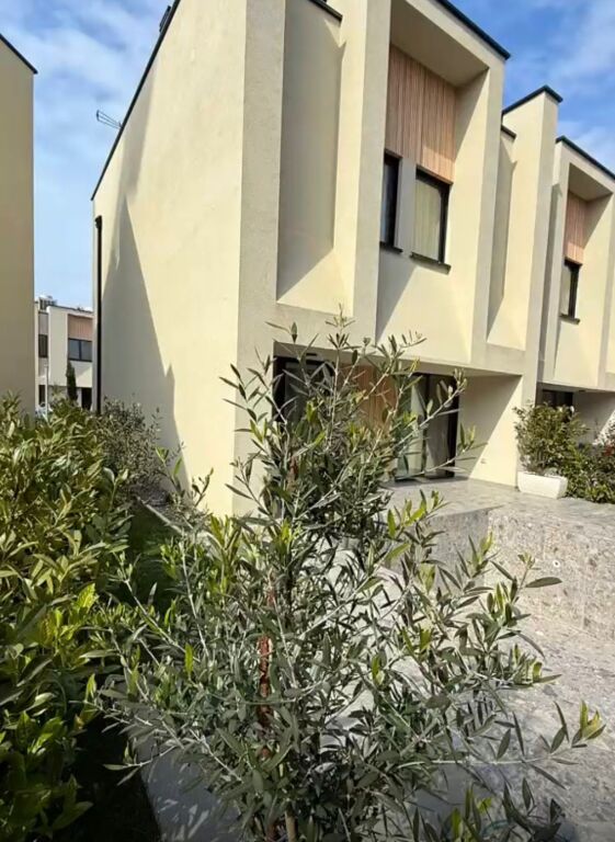 VILLA SU DUE PIANI IN VENDITA VICINO ALLE PISCINE QERRET, GOLEM