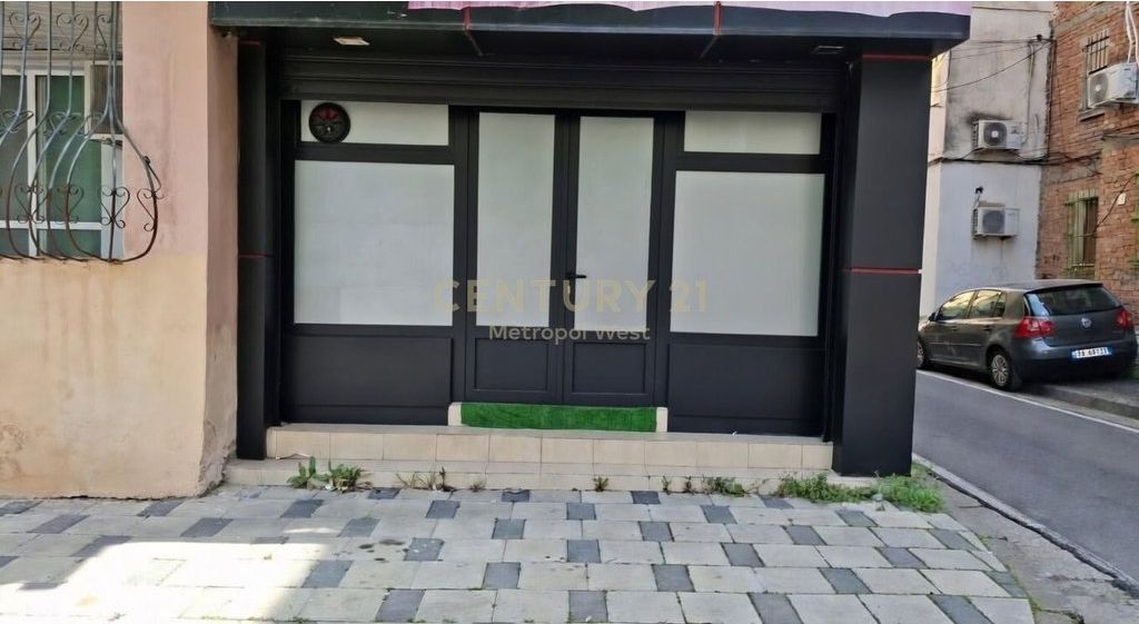 🏢 Shitet Ambient Komercial pranë Rrugës “Asim Vokshi”, përballë Harry Fultz!