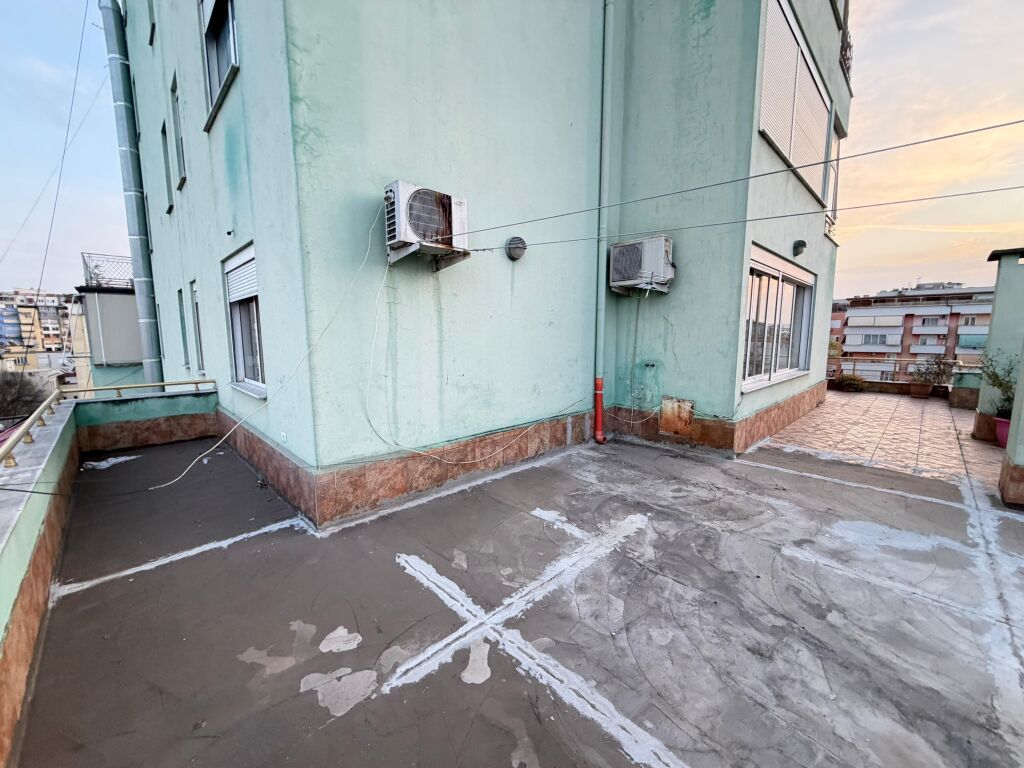 🏡✨ SUPER Apartament me Verandë Gjigande – Sheshi Willson  📍 Rruga Ymer Kurti 🏢 Kati 6 me ashensor 📐 81 m² apartament + 134 m² verandë 📏 Totali: 215 m²  ☀️ Orientim perfekt Jug – Lindje – Perëndim 📄 Me hipotekë  💼 Ideale për investim 👉 Mundësi ndarje në 3 apartamente 👉 Ose banim luksoz me verandë të madhe 🌿  💶 Çmimi: 385.000€