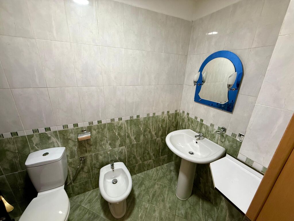 📣 QERA Apartament 2+1+2 Me Parking 📍 Perballe Delijorgjit 🛣️ Rruga "Kavajes" ✨  🏢 Ndertim i Ri (Me Ashensor) 🪜 Kati 3 🛋️ I Mobiluar  💶 Cmimi 80.000 Leke/Muaj