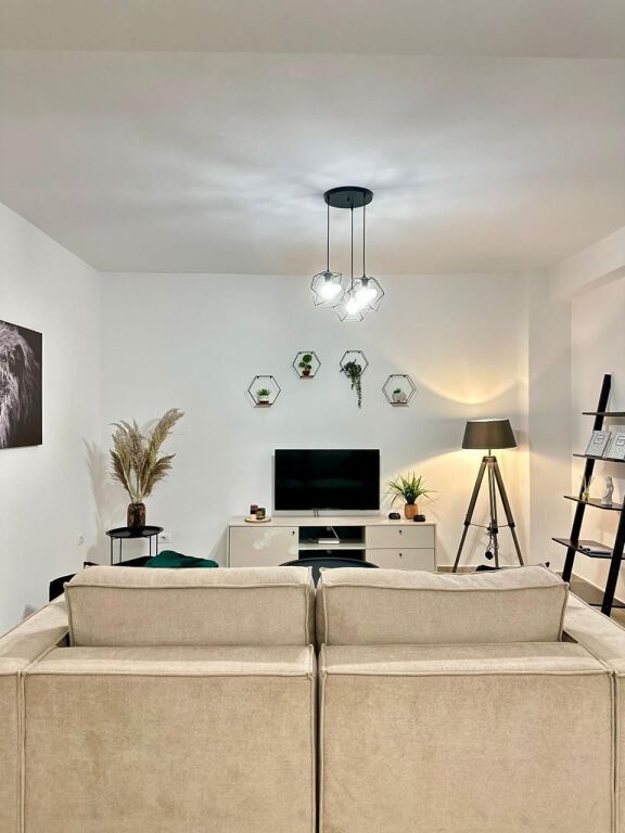 🏠Appartamento 1+1 in affitto 📍Centro, vicino al Mercato Çam  🏢3° piano, con ascensore 🏷️Prezzo: 75.000 Leke/mese 
