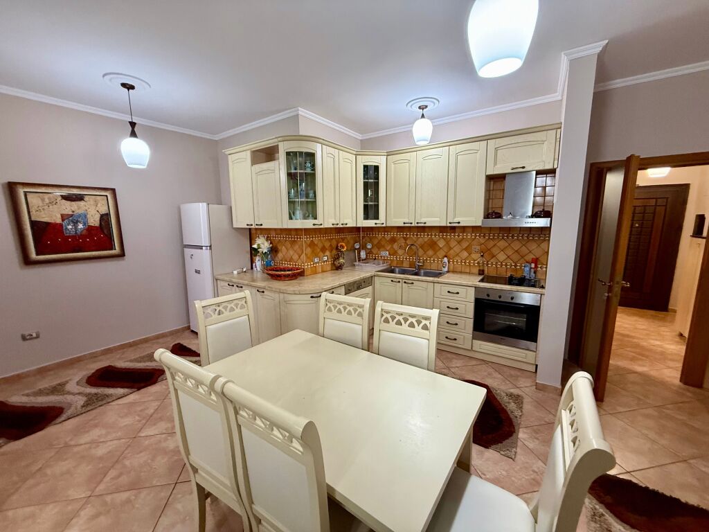 📣 AFFITTO Appartamento 2+1+2 con Balcone 📍 Via "Kavajes", Di fronte alla Moschea 💶 Prezzo 70.000 Leke/Mese✨