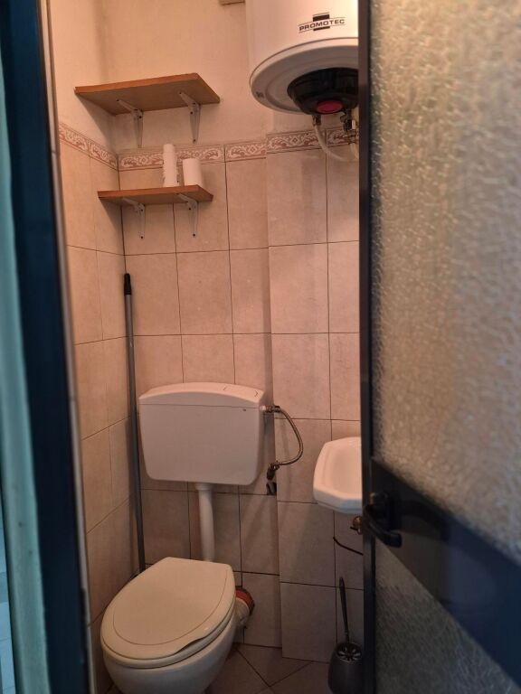 Tirane, Affittasi monolocale 1+1 Primo piano, 30 m² 300 Mila Lek (Via Qemal Stafa di fronte alla Scuola Fan Noli-2 min dal Mercato Nuovo)
