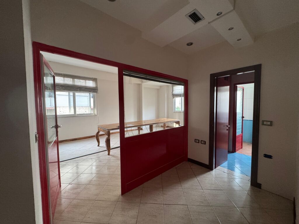 🏢 Unità Commerciale IN VENDITA  📍 Mine Peza, vicino alla Procura 🔹Sup. 137 m² 💰 Prezzo: 270.000 €