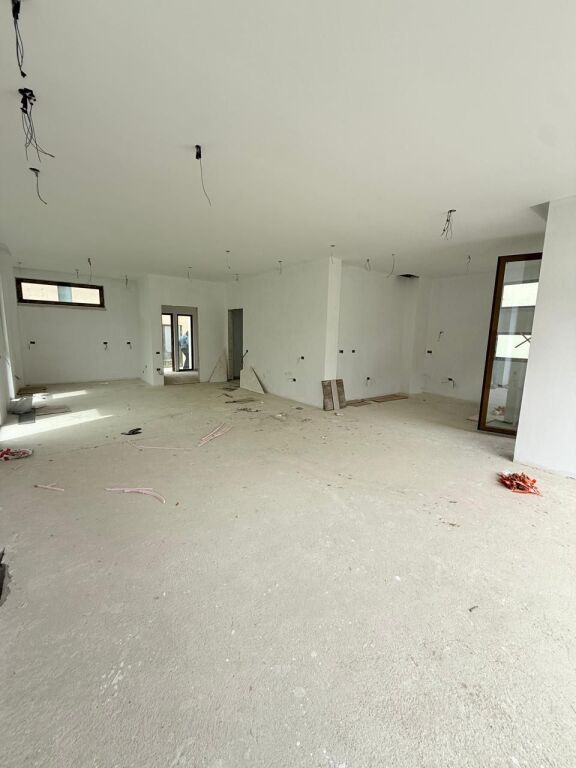 VILLA INDIPENDENTE SU 3 PIANI IN VENDITA VICINO A TEG