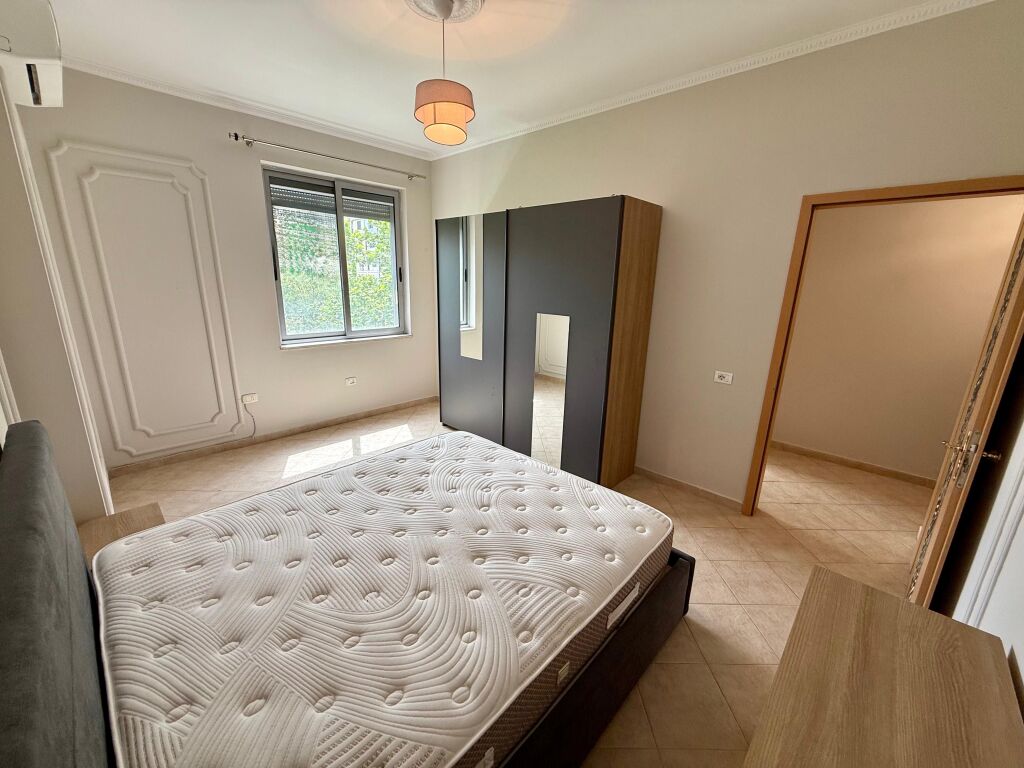 📣 QERA Apartament 2+1+2 Me Parking 📍 Perballe Delijorgjit 🛣️ Rruga "Kavajes" ✨  🏢 Ndertim i Ri (Me Ashensor) 🪜 Kati 3 🛋️ I Mobiluar  💶 Cmimi 80.000 Leke/Muaj