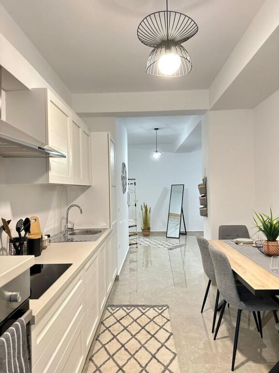 🏠Appartamento 1+1 in affitto 📍Centro, vicino al Mercato Çam  🏢3° piano, con ascensore 🏷️Prezzo: 75.000 Leke/mese 