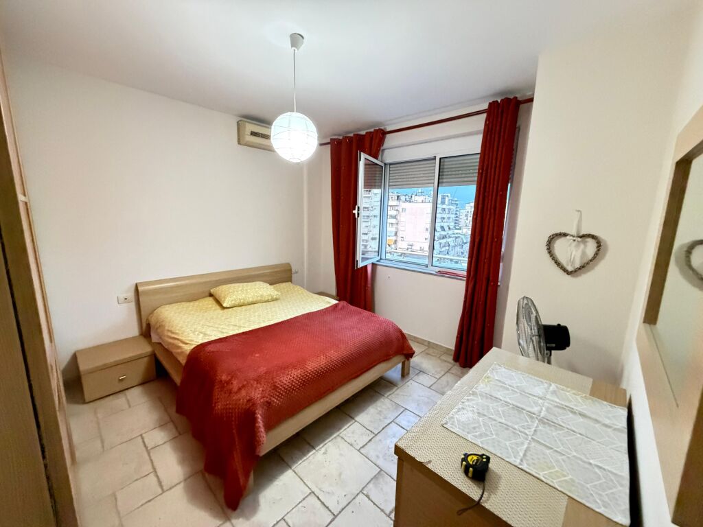 🏡✨ SUPER Apartament me Verandë Gjigande – Sheshi Willson  📍 Rruga Ymer Kurti 🏢 Kati 6 me ashensor 📐 81 m² apartament + 134 m² verandë 📏 Totali: 215 m²  ☀️ Orientim perfekt Jug – Lindje – Perëndim 📄 Me hipotekë  💼 Ideale për investim 👉 Mundësi ndarje në 3 apartamente 👉 Ose banim luksoz me verandë të madhe 🌿  💶 Çmimi: 385.000€