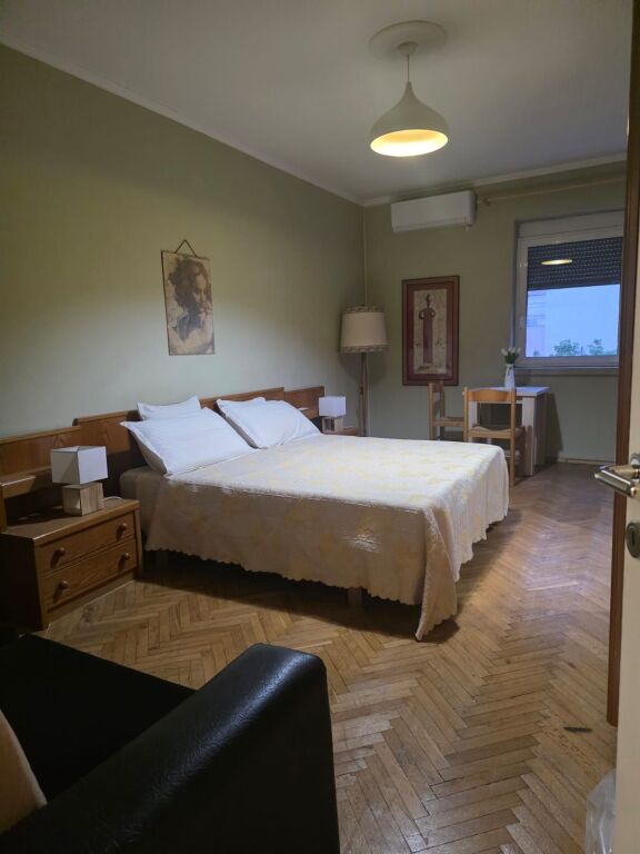 Jepet me Qira Apartament 1+1 ne Qender te Posta Shqiptare, te Tregu çam