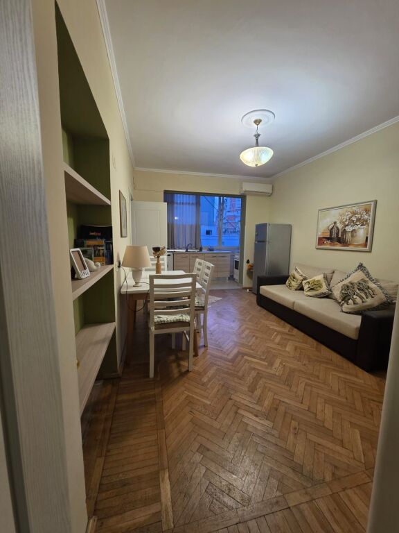 Jepet me Qira Apartament 1+1 ne Qender te Posta Shqiptare, te Tregu çam