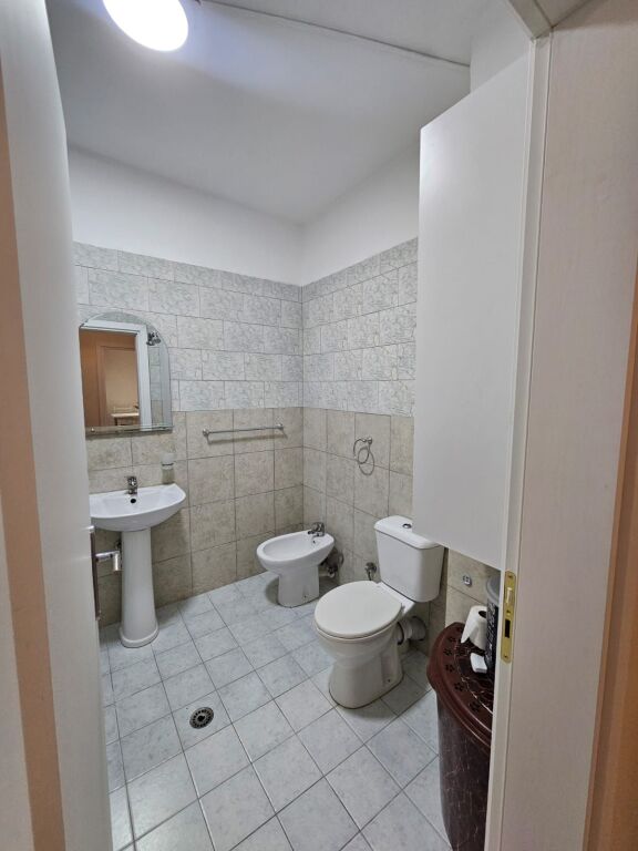 In affitto APPARTAMENTO 1+1 – LAGO ASCIUTTO "HOTEL RADISON" completamente investito nei dettagli, PREZZO 580 EURO