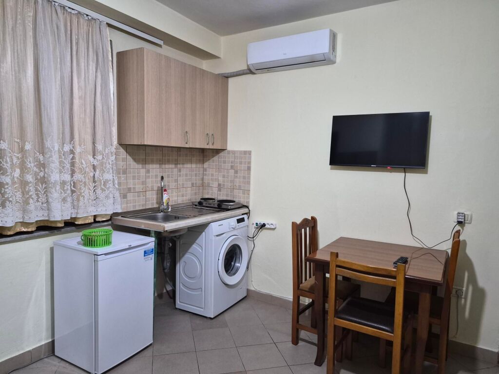 Tirane, Affittasi monolocale 1+1 Primo piano, 30 m² 300 Mila Lek (Via Qemal Stafa di fronte alla Scuola Fan Noli-2 min dal Mercato Nuovo)
