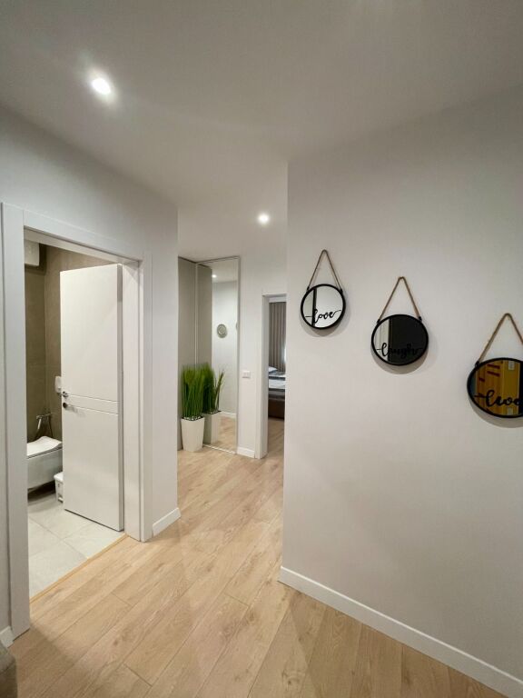 Apartament modern 2+1 me qira – Rruga e Kavajës, pranë Kishës Ortodokse !