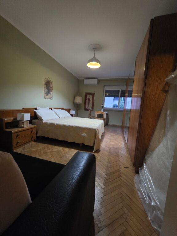 Jepet me Qira Apartament 1+1 ne Qender te Posta Shqiptare, te Tregu çam