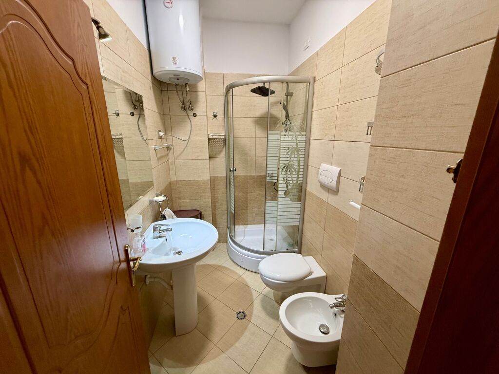📣 AFFITTO Appartamento 2+1+2 con Balcone 📍 Via "Kavajes", Di fronte alla Moschea 💶 Prezzo 70.000 Leke/Mese✨