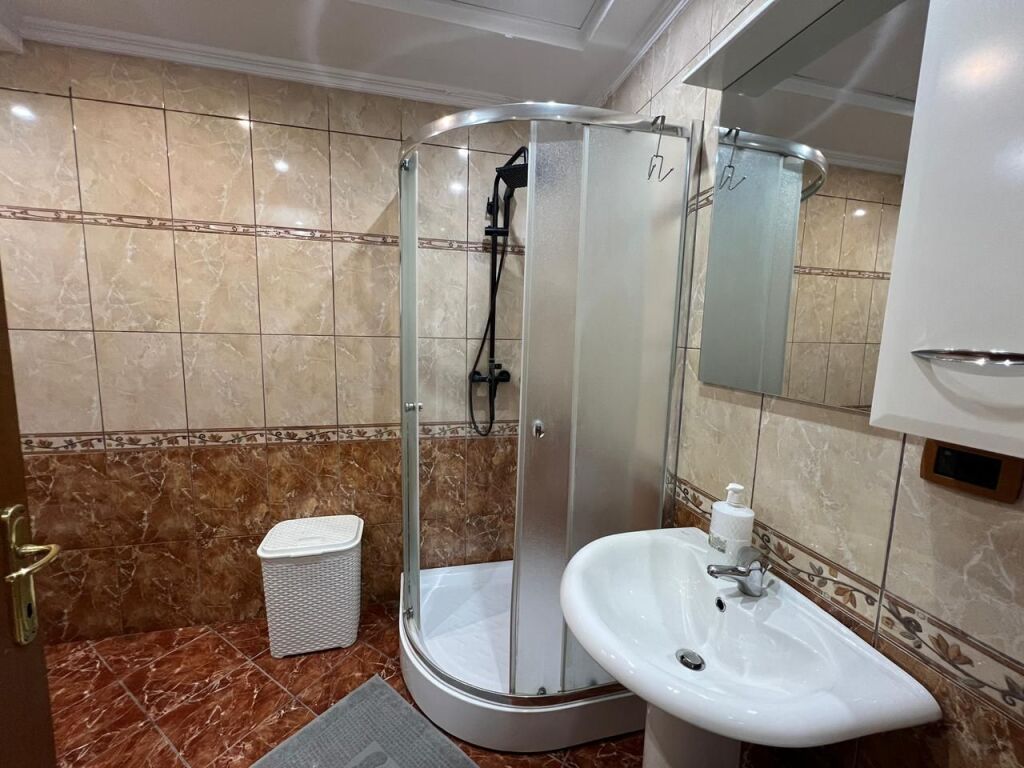 Rent, Apartment 2+1+2 bathrooms, "Rruga e Kavajës", Tirana.