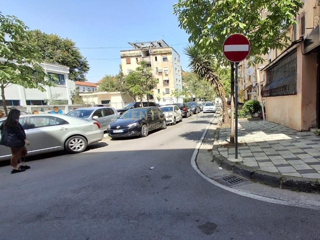 🏢 Shitet Ambient Komercial pranë Rrugës “Asim Vokshi”, përballë Harry Fultz!