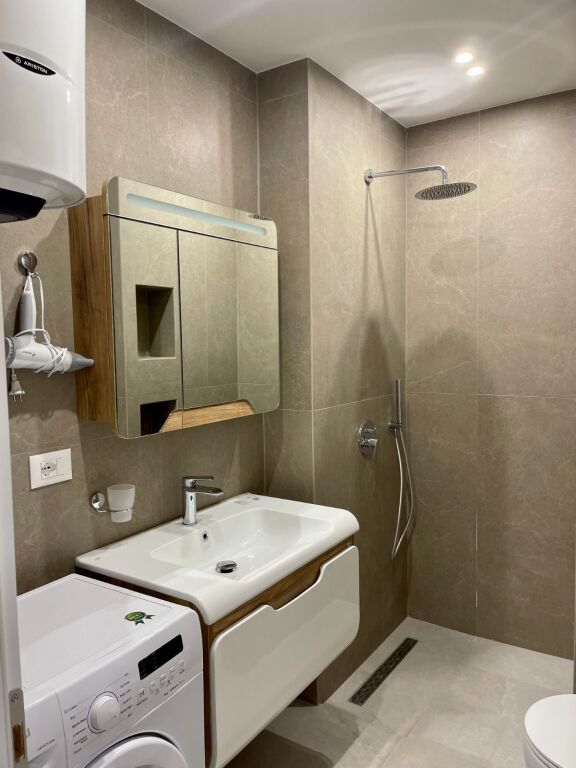 Apartament modern 2+1 me qira – Rruga e Kavajës, pranë Kishës Ortodokse !