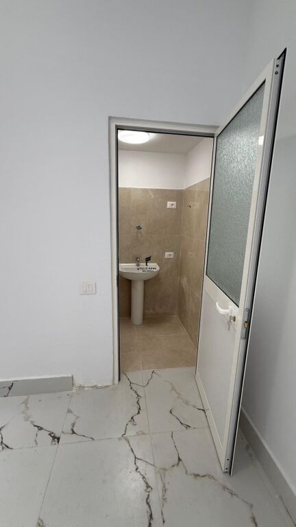 SHOP FOR SALE 38.4 M2 DURRES STREET 195,000 EURO FH-69531