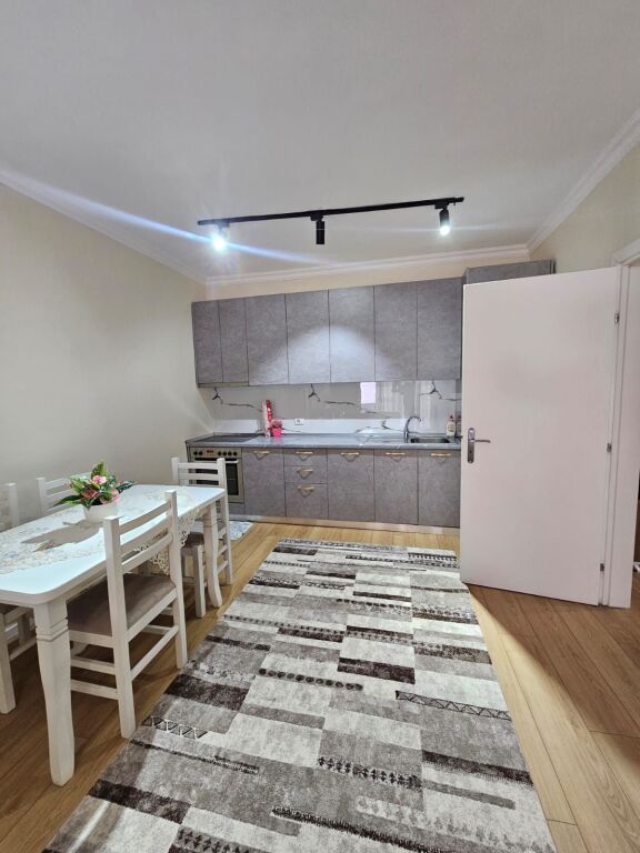 In affitto APPARTAMENTO 1+1 – LAGO ASCIUTTO "HOTEL RADISON" completamente investito nei dettagli, PREZZO 580 EURO