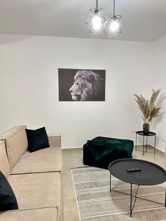 🏠Appartamento 1+1 in affitto 📍Centro, vicino al Mercato Çam  🏢3° piano, con ascensore 🏷️Prezzo: 75.000 Leke/mese 