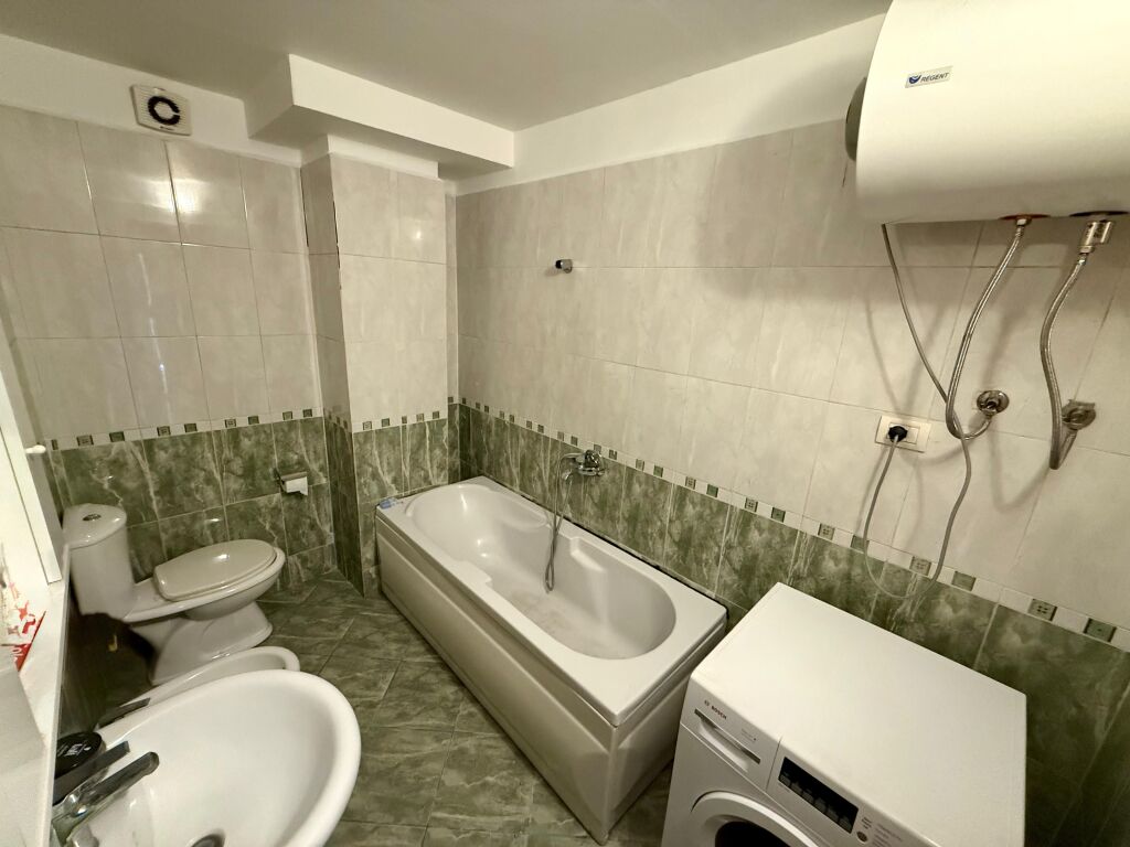 📣 QERA Apartament 2+1+2 Me Parking 📍 Perballe Delijorgjit 🛣️ Rruga "Kavajes" ✨  🏢 Ndertim i Ri (Me Ashensor) 🪜 Kati 3 🛋️ I Mobiluar  💶 Cmimi 80.000 Leke/Muaj