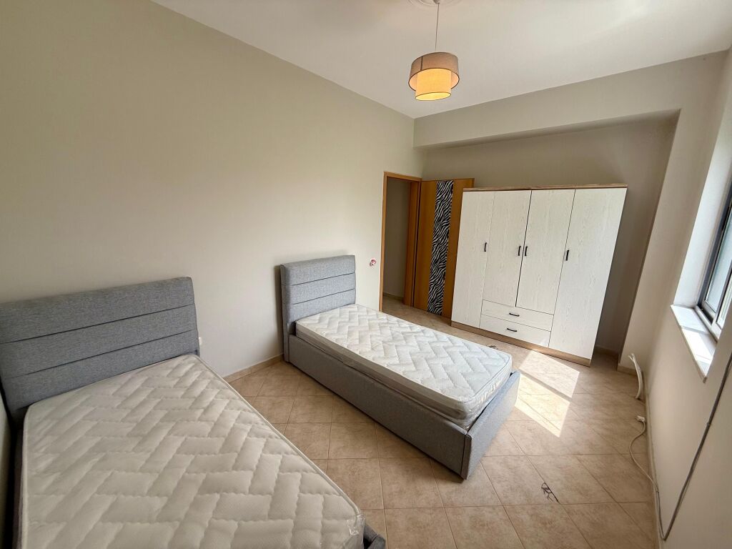 📣 QERA Apartament 2+1+2 Me Parking 📍 Perballe Delijorgjit 🛣️ Rruga "Kavajes" ✨  🏢 Ndertim i Ri (Me Ashensor) 🪜 Kati 3 🛋️ I Mobiluar  💶 Cmimi 80.000 Leke/Muaj